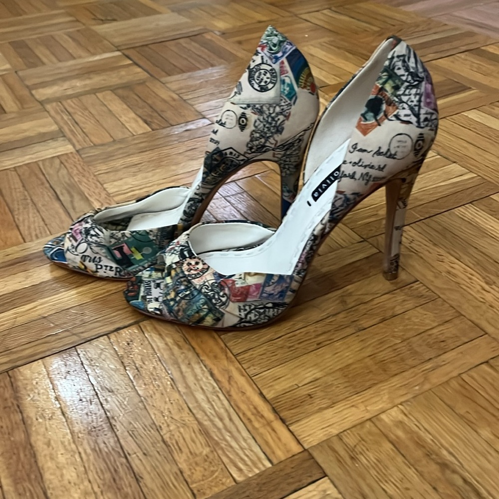 Alice + Olivia Postcard print pumps. Never worn, size 40.